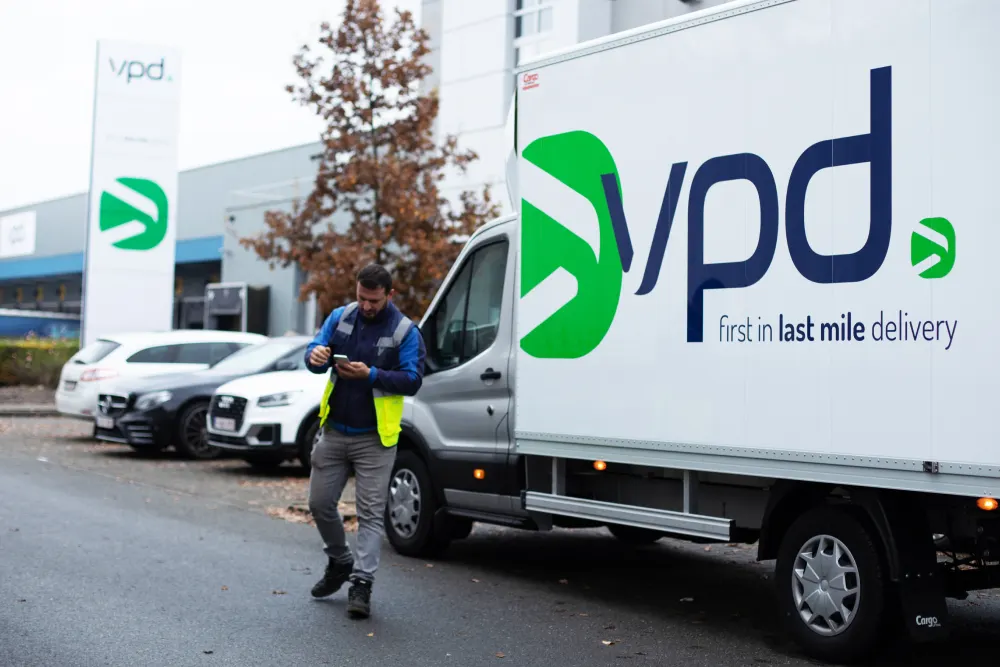 Een bestelwagen van VPD voert een levering uit met de software van Urbantz