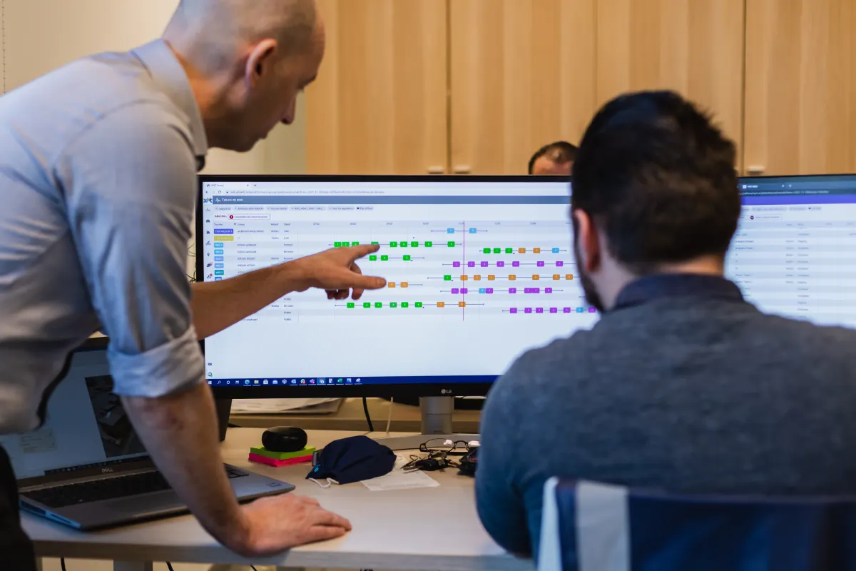 Team van VPD gebruikt de last mile leveringsbeheersoftware van Urbantz op een computer